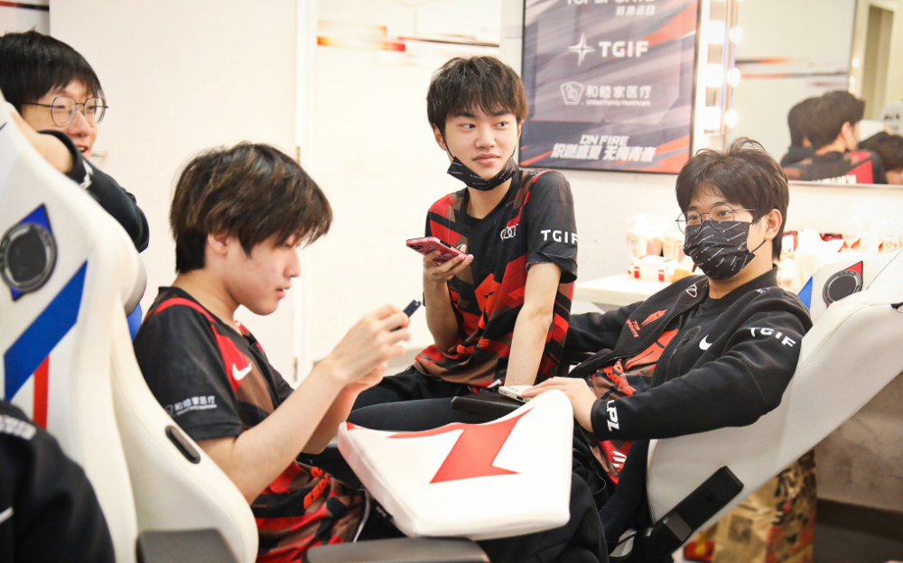 开云-JackeyLove新星重返赛场表现突出，热火前途光明！赛场气氛高涨-开云